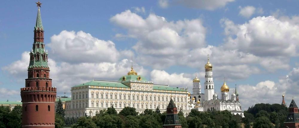 Der Kreml hinter roten Mauern in Moskau
