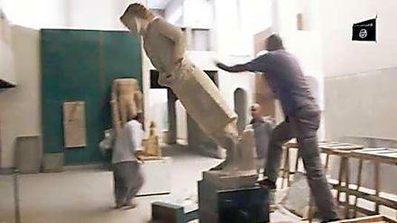 Screenshot aus einem Video, das von der Terrormiliz veröffentlicht wurde und das angeblich zeigt, wie IS-Anhänger im Museum der Stadt Mossul bedeutende Bildwerke aus der Antike zertrümmern.