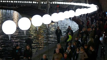 Besucher im November 2014 an der "Lichtgrenze", mit der 25 Jahre Mauerfall gefeiert wurden.