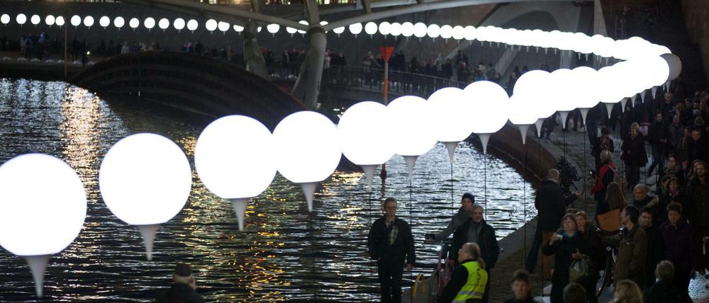 Besucher im November 2014 an der "Lichtgrenze", mit der 25 Jahre Mauerfall gefeiert wurden.