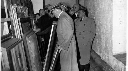 Beschlagnahmt und an Kunsthändler wie Hildebrand Gurlitt weitergegeben. Adolf Hitler am 13.Januar 1938 vor beschlagnahmten Kunstwerken im Depot im Viktoriaspeicher in Berlin. 