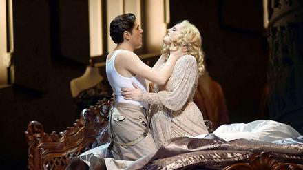 Eva-Maria Westbroek (Manon Lescaut) und Massimo Giordano (Renato Des Grieux) in Puccinis "Manon Lescaut".