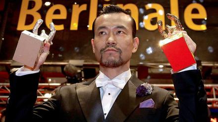 Chinesischer Triumph: Liao Fan, Gewinner des Silbernen Bären als bester Darsteller, hält auch gleichen den Goldenen für "Black Coal, Thin Ice" in die Höhe