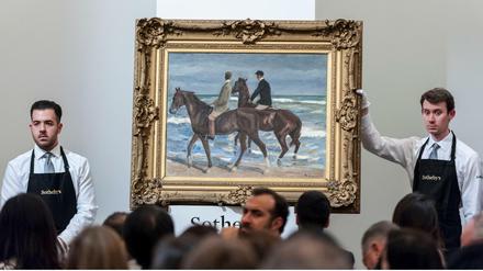 Das Gemälde "Zwei Reiter am Strand von Max Liebermann wird 2015 bei Sotheby's in London versteigert.