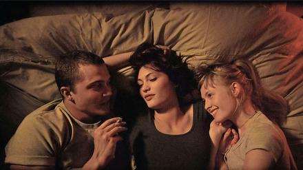 Murphy (Karl Glusman), Electra (Aomi Muyock) und Omi (Klara Kristin) in "Love".