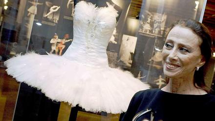 Die frühere Primaballerina Maja Plissezkaja besucht am 31.03.2009 in der Akademie der Künste in Berlin die ihr gewidmete Ausstellung "Politische Körper Maja Plisetskaja - eine Reverence". Dabei steht sie lächelnd vor dem Kostüm, das sie einst in "Schwanensee" trug. 