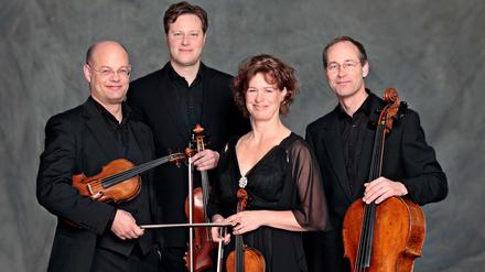Von links nach rechts, die Mitglieder des Mandelring Quartetts: Sebastian Schmidt an der Violine, Andreas Willwohl an der Viola, Nanette Schmidt an der Violine und Bernhardt Schmidt am Cello.
