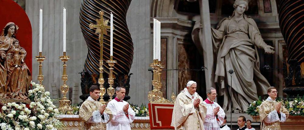 Der Papst bei der Christmette im Petersdom.