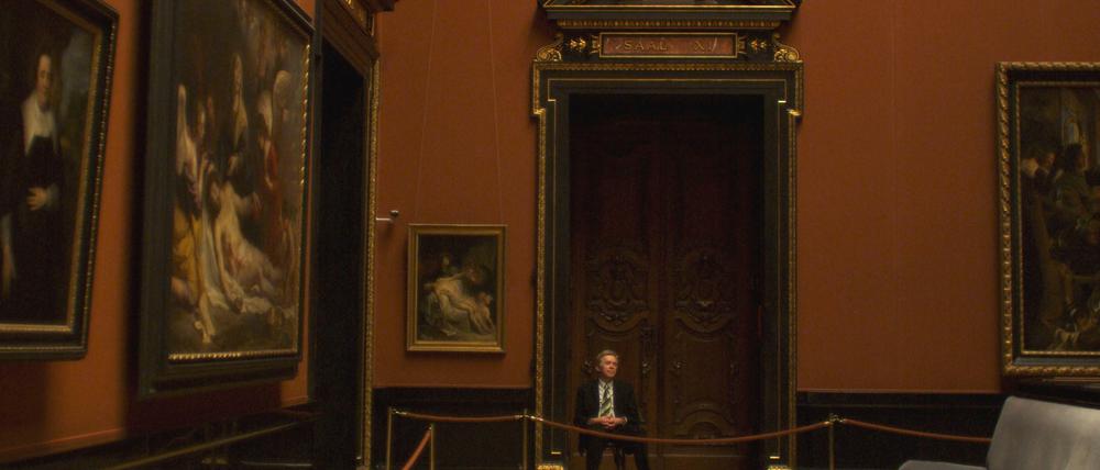 Anstelle der Gemälde beobachtet Museumswärter Johann (Bobby Sommer) lieber die Besucher.