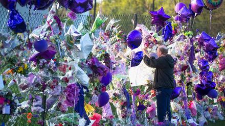 Fans verabschieden sich von Prince, am Zaun von Paisley Park, dem Wohn- und Studiokomplex des Musikers. 