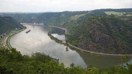 Das Rheintal und der Loreleyfelsen, aufgenommen vom Aussichtspunkt Maria Ruh.