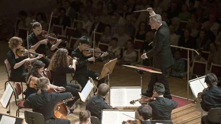 Löwenbändiger. Dirigent Milan Turkovic und das Moritzburg Festival Orchester beim Festival "Young Euro Classic".