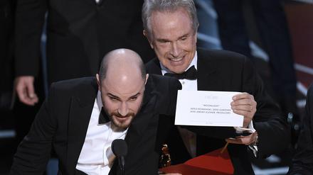 Jordan Horowitz (l), Produzent des Films «La La Land», muss die Auszeichnung an seine Kollegen von «Moonlight» weiterreichen- Rechts neben ihm steht der Laudator Warren Beatty, der zuvor den falschen Umschlag bekommen hatte.
