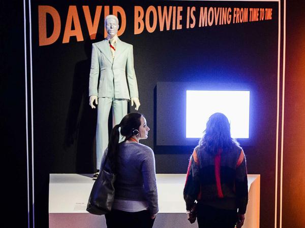 2014 war die große Bowie-Ausstellung im Berliner Martin-Gropius-Bau zu sehen, derzeit gastiert sie im niederländischen Groningen. 