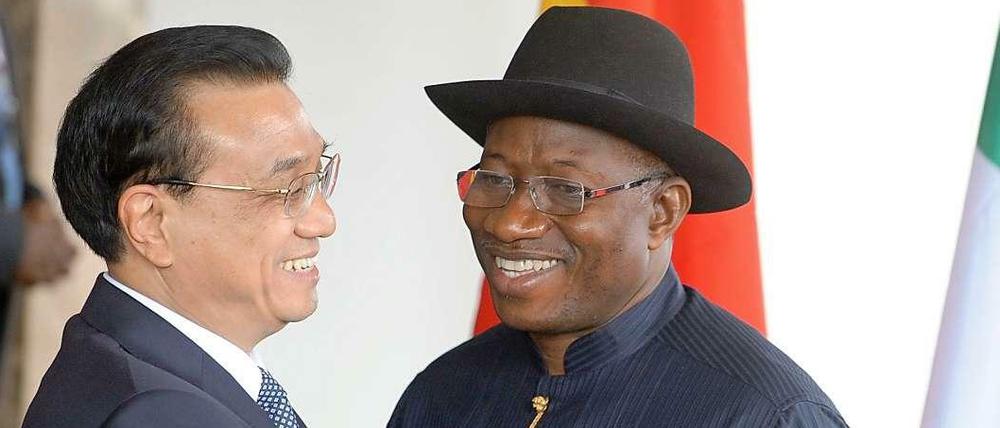 Nigerian president Goodluck Jonathan (r.) greets the Chinese prime minister Le Keqiang in Abuja. Le visited the World Economic Forum in the Nigerian capital. 