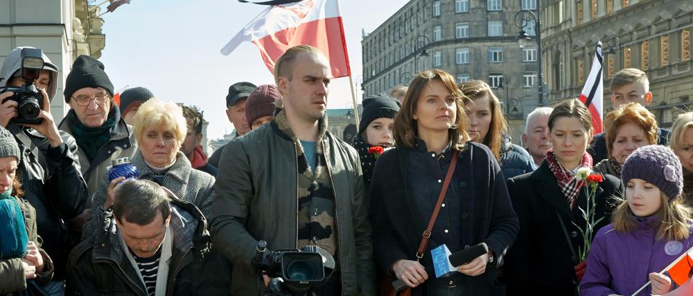 Putin war schuld. Die Reporterin Nina (Beata Fido) recherchiert im Film "Smolensk" den Flugzeugabsturz von 2010 im Sinne der neurechten Verschwörungstheorie. 