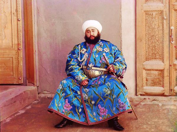 Ein Foto wie eine indische Miniaturmalerei: der Emir von Buchara psoiert für den russischen Fotografen, 1911. 