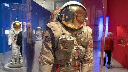 In der Bonner Ausstellung "Outer Space" spaziert der Besucher an russischen und amerikanischen Weltraumanzügen vorbei.