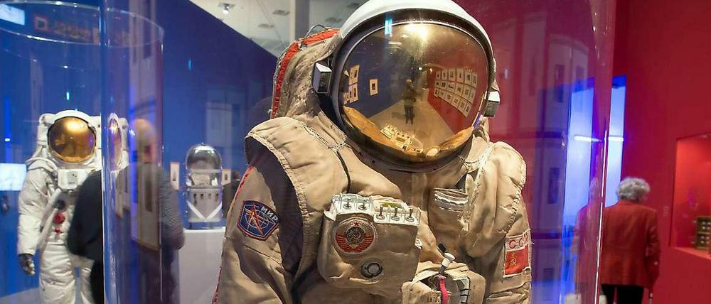 In der Bonner Ausstellung "Outer Space" spaziert der Besucher an russischen und amerikanischen Weltraumanzügen vorbei.