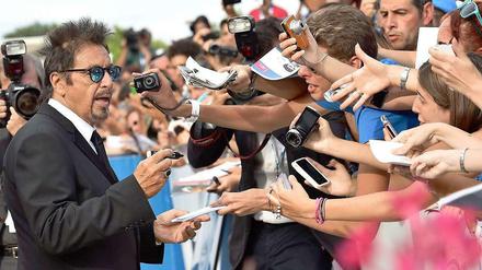 Selfies, Autogramme und ein paar Worte: Al Pacino genießt den großen Auftritt. 