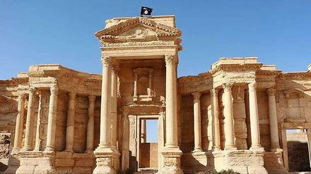 Die schwarze Flagge des "Islamischen Staats" weht über den antiken Ruinen von Palmyra.