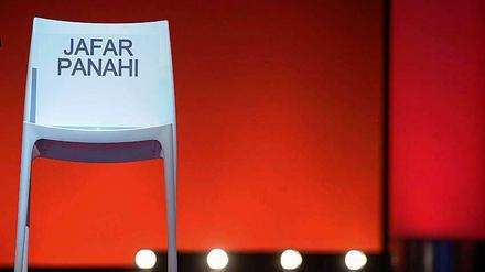 Der Stuhl ist zum Symbol geworden: Auch 2015 musste Jafar Panahis Platz auf der Berlinale leer bleiben. Das hinderte die Jury nicht daran, den iranischen Filmemacher auszuzeichnen.