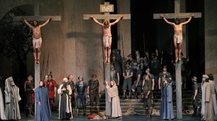 Fotoprobe zu den Oberammergauer Passionsspielen 2010. Frederik Mayet hängt als Jesus (M) am Kreuz.