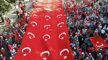 Explosiv. Türkische Nationalisten demonstrieren in Ankara gegen Terrorismus. 