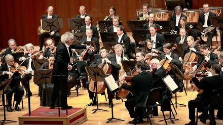 Die Berliner Philharmoniker mit Sir Simon Rattle. Die Philharmoniker wählen am Montag einen neuen Chefdirigenten.
