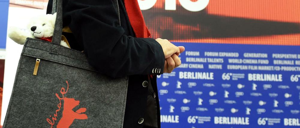 Festivalchef Dieter Kosslick mit der aktuellen Berlinale-Tasche. Beim Einlass zu den Verführungen werden die Zuschauer in diesem Jahr kontrolliert.