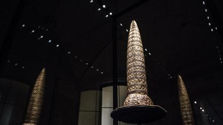 Der Berliner Goldhut (1000 v. Chr.) in einer Vitrine im Neuen Museum ist Bestandteil der Ausstellung "Bewegte Zeiten. Archäologie in Deutschland" .