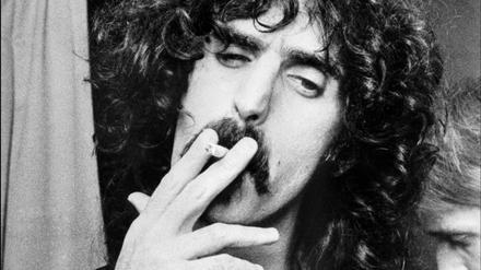 Legendärer Rockstar und Komponist. Frank Zappa 1971.
