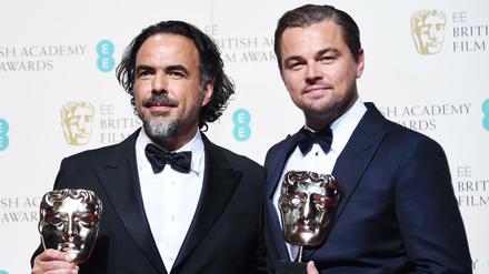 "The Revenant" räumt ab: Regisseur Alejandro González Iñárritu (l.) und Hauptdarsteller Leonardo DiCaprio bei der Bafta-Verleihung in London.