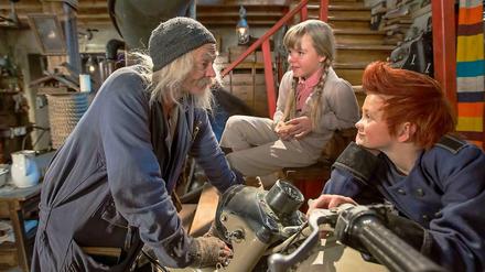Die Schauspieler Kristoffer Joner (Doktor Proktor, l), Emily Glaister (Lise, M.) und Eilif H. Noraker (Bulle) besprechen sich in der deutsch-norwegischen Koproduktion "Doktor Proktors Pupspulver".