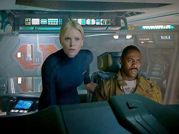 Star-Verhikel: Charlize Theron als eiskalte Chefin der Mission. Und Iris Elba als Raumschiff-Kapitän.