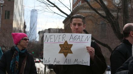 Ein Demonstrant hält bei einem Protest im Washington Square Park in New York ein Plakat mit einem Judenstern und der Aufschrift "Never again - We are all Muslims". Die Demonstration richtete sich gegen US-Präsident Trumps Einreiseverbot, von dem Menschen aus sieben mehrheitlich islamisch geprägten Ländern betroffen waren. 