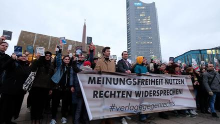Protest gegen rechte Verlage auf der Leipziger Buchmesse: Demonstration auf dem Leipziger Augustusplatz am 15. März. 