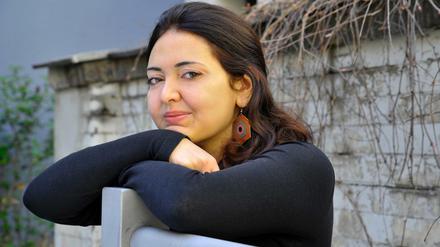 Die in Berlin lebende syrische Schriftstellerin Rasha Abbas im Hinterhof ihres Wohnhauses in Schöneberg. 