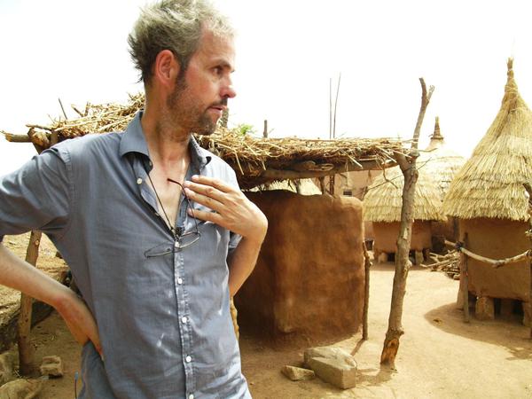 Christoph Schlingensief in seinem Operndorf in Burkina Faso.