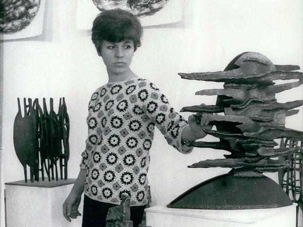 Die Bildhauerin Ursula Sax 1965 in einer Galerie in Berlin.
