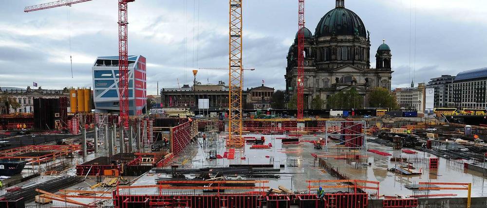 Deutschlands größte Kulturbaustelle: der Wiederaufbau des Berliner Schlosses. Laut Bundestagsbeschluss wird er überwiegend vom Bund finanziert. Kostenpunkt derzeit: 590 Millionen Euro.