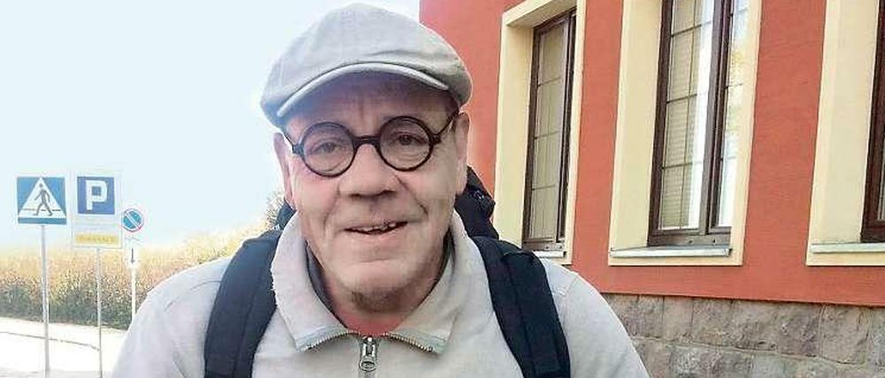 Mit Stock und Hut. Tagesspiegel-Kolumnist Helmut Schümann.