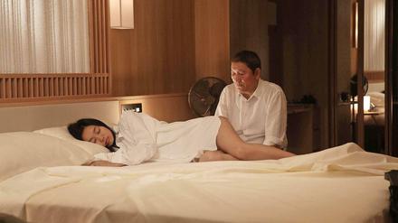 Ein alter Mann und seine manische Filmerei: Takeshi Kitano und Shiori Kutsuna in "While the Women Are Sleeping".
