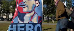 Ein Held für gewisse Kreise. Eine Snowden-Flagge im Oktober 2013 bei Protesten gegen die Überwachung der NSA in Washington, D.C.
