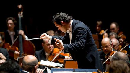Tugan Sokhiev dirigiert sein Orchestre National du Capitole de Toulouse auf einer Tournee.