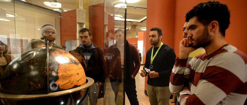Bashar Almahfoud (mit grünem Band), Architekt aus dem syrischen Hama, führt seine Besucher auf Arabisch durch das Deutsche Historische Museum. 