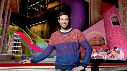 Pretty in Pink. Stephan Prattes vor seinem im Bau befindlichen Bühnenbild für "Clivia" an der Komischen Oper.