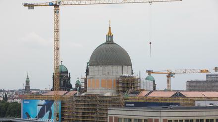 Immer noch umstritten. Der Blick auf das Humboldt Forum mit dem dahinter zu sehenden Kreuz des Berliner Doms.