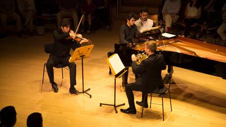 Kerem Tuncer (Geige), Ben Goldscheider (Horn) und Giuseppe Guarrera (Klavier)