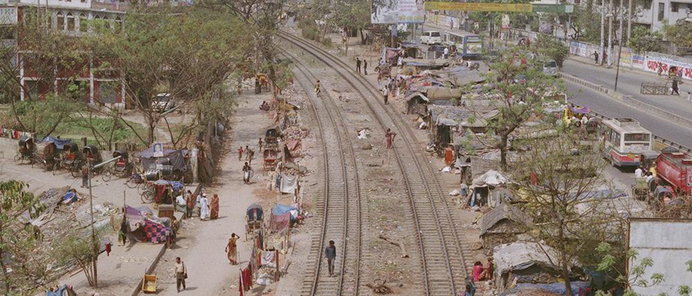 Entlang der Gleise. Rasel Chowdhury legte 181 Kilometer zu Fuß von Dhaka in seinen Heimatort zurück. Dabei entstand seine nun mit dem Samdani Art Award ausgezeichnete Serie "Railway Longings."